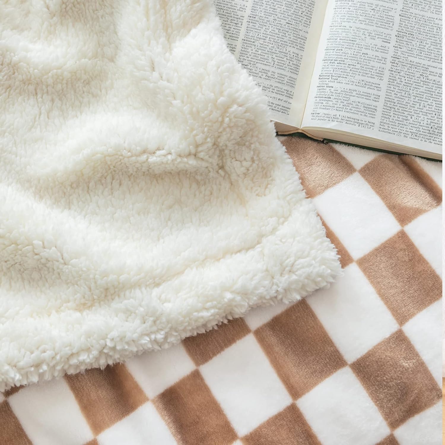 LOMAO Sherpa Throw Blanket Fleece Blanket with Checkered Pattern Soft Thick Blanket for Couch, Bed, Sofa Luxurious Warm and Cozy for All Seasons (Khaki, 60"x80")