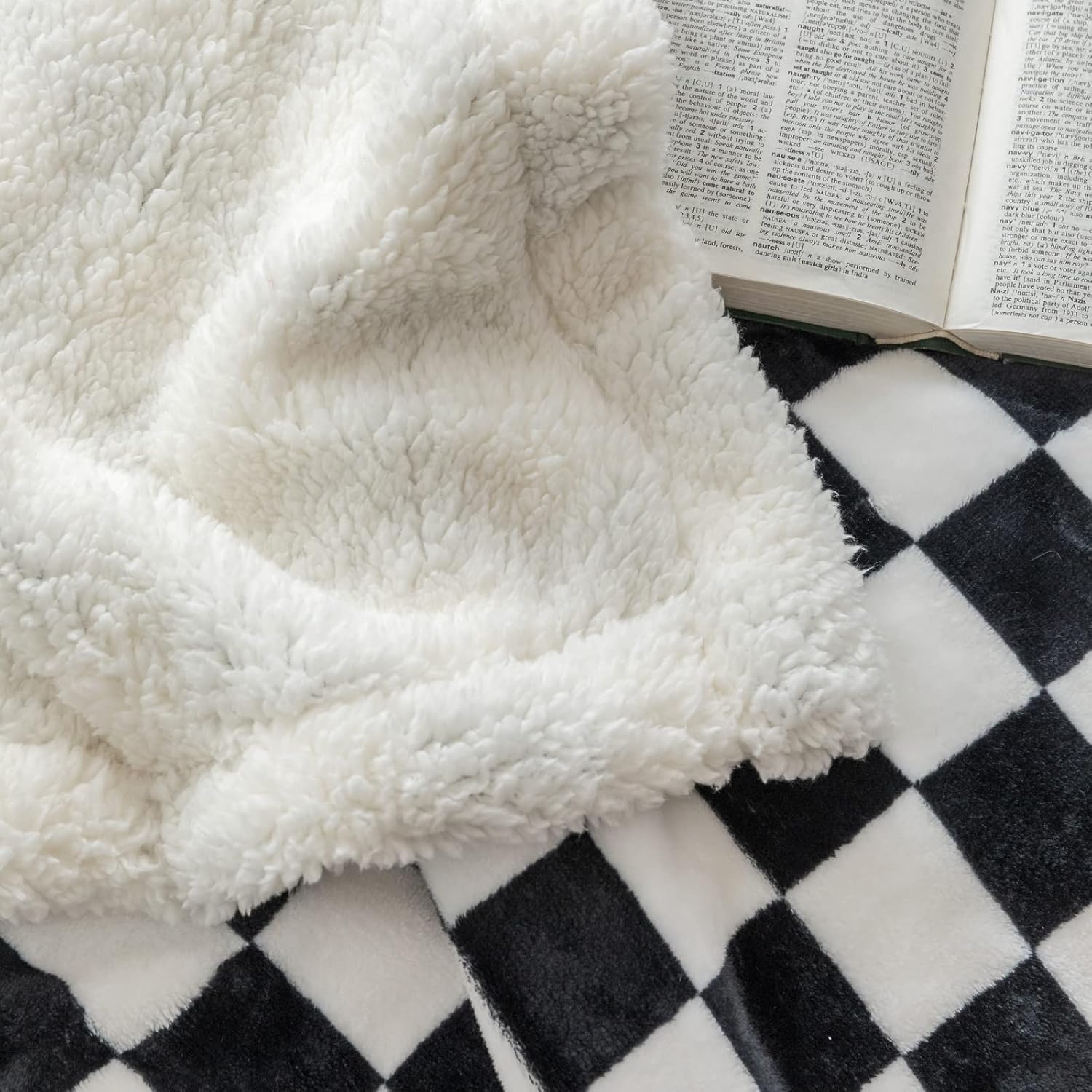 LOMAO Sherpa Throw Blanket Fleece Blanket with Checkered Pattern Soft Thick Blanket for Couch, Bed, Sofa Luxurious Warm and Cozy for All Seasons (Black, 60"x80")