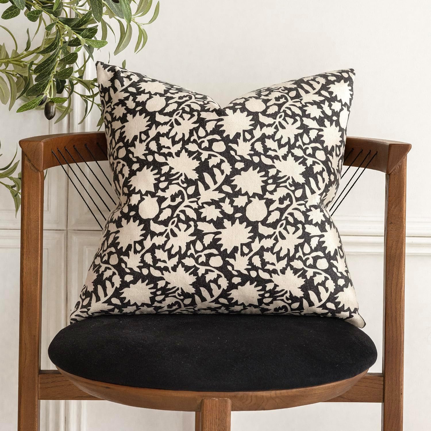 Foindtower Set of 2 Decorative Neutral Floral Throw Pillow Covers Accent Farmhouse Cushion Covers Boho Vintage Pillowcase for Couch Sofa Bedroom Living Room Home Decor22×22 Inch,Black