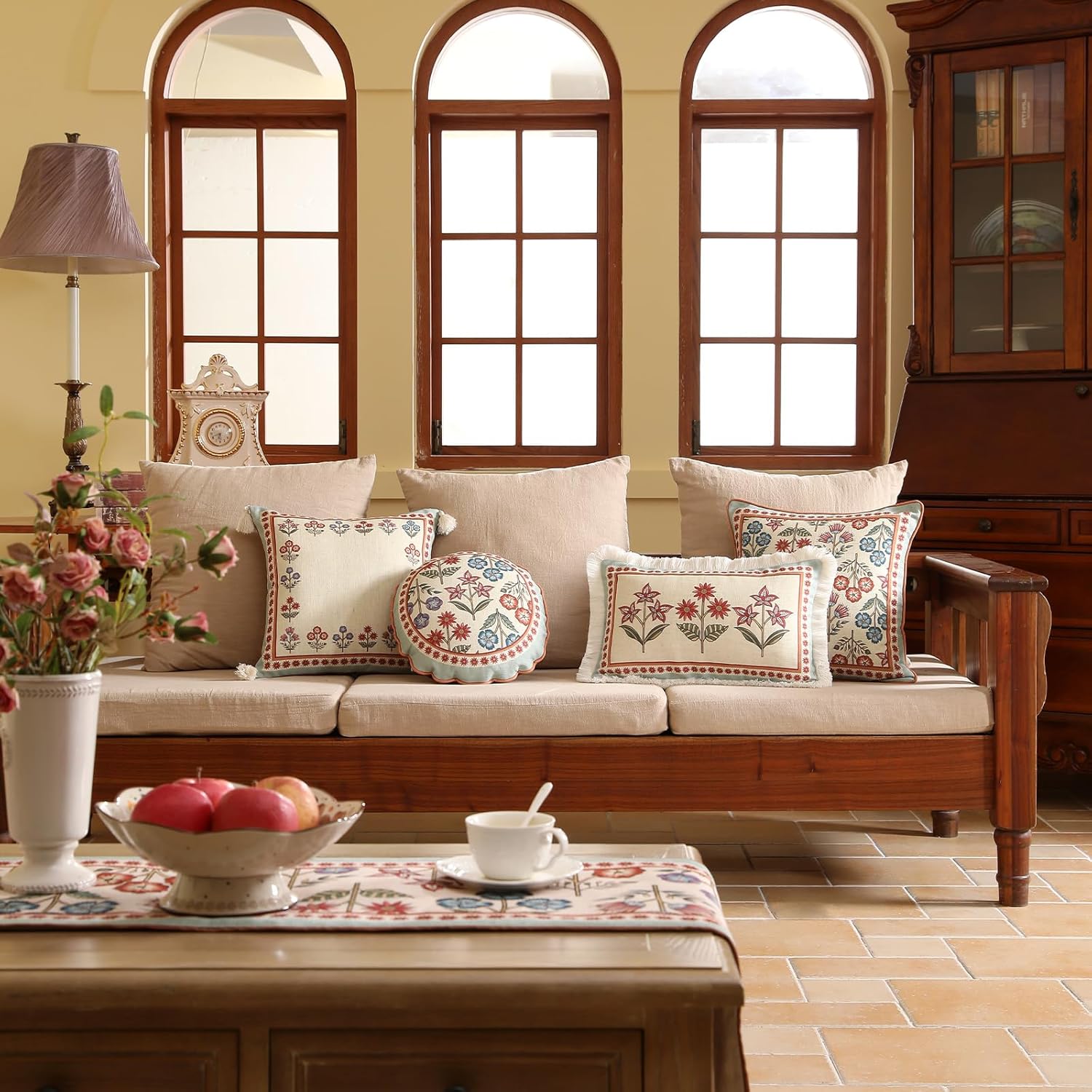 Round Throw Pillow Covers,Cottage Rustic Farmhouse with Wild Flowers Pattern Linen Pillowcases,Decorative Pillows Cushion Cover for Couch Sofa Bed Chair Car,Diameter 16"