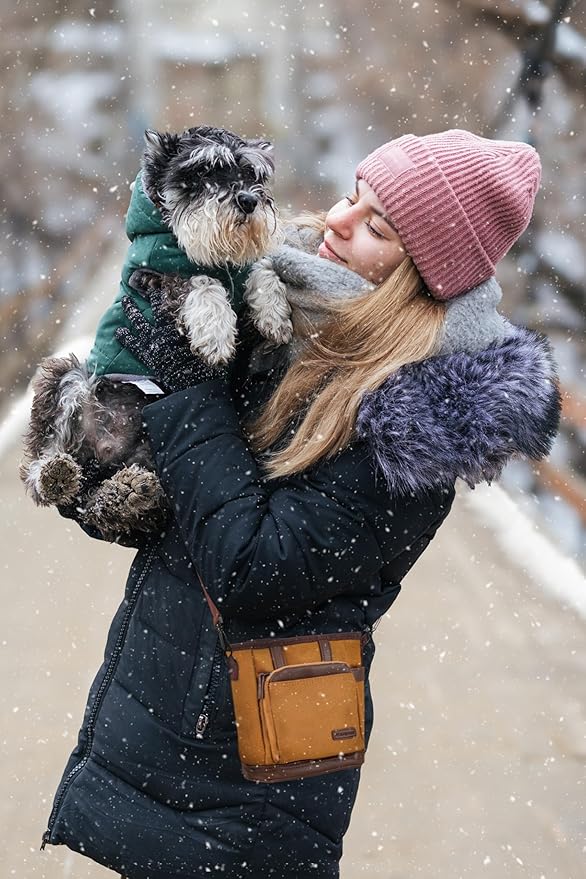 BEAU&FUR Large Dog Treat Pouch with Clicker for Training – 4 Cup Capacity, Built-In Poop Bag Dispenser, Expandable Pocket, Metal Buckle, Large Back Pocket, Ideal for Walks and Training – Light Brown