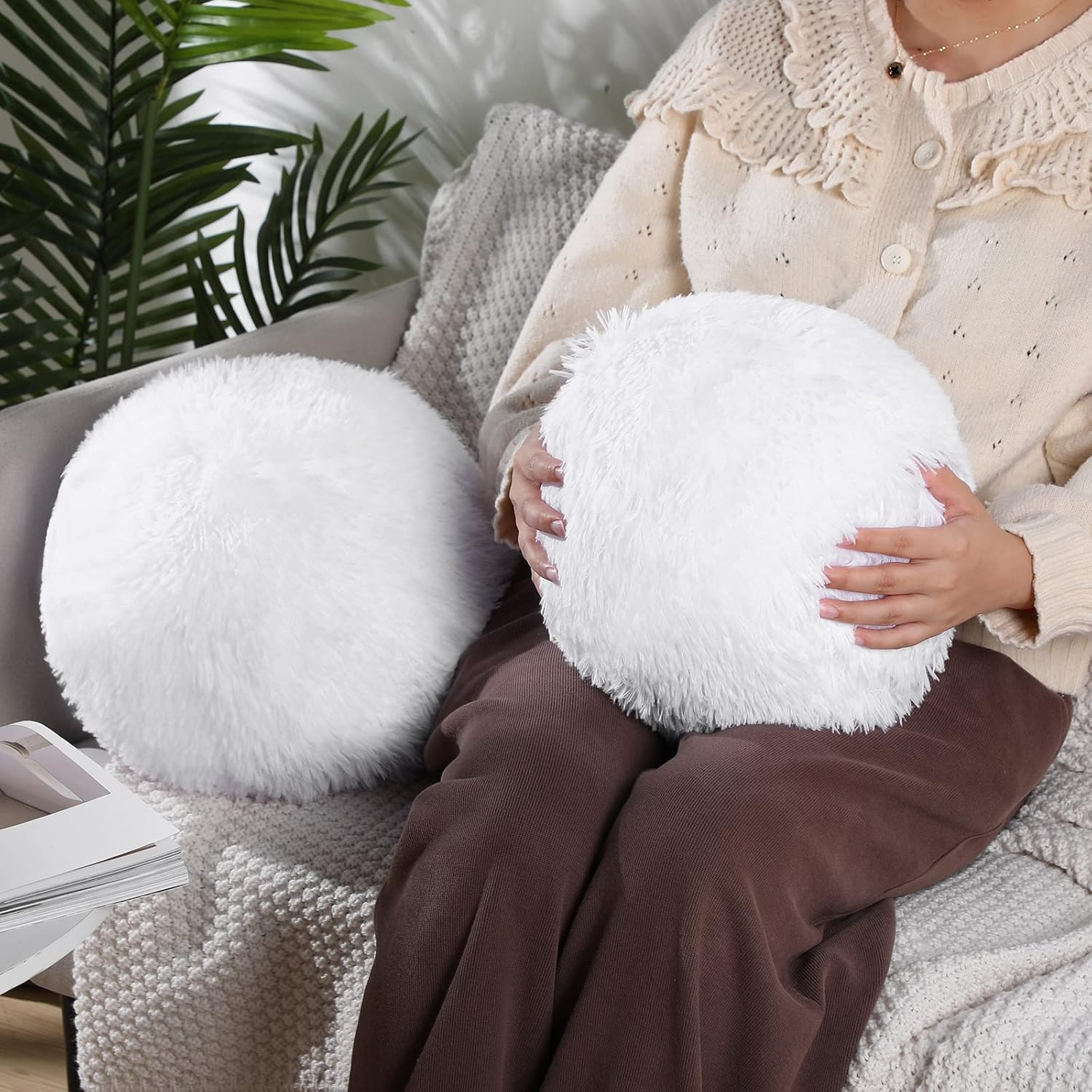 2 Pieces Plush Ball Throw Pillow Round Pillow 10 Inch Soft Circle Pillow Decorative Ball Pillow Spherical Fuzzy Pillows for Bedroom Living Room Office School Couch Chair Bed Decorations (White)